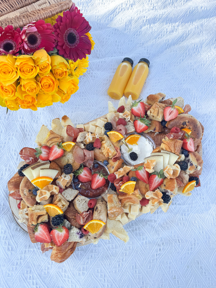 Brunch Charcuterie Board – Bagels, Croissants, Fruit & More